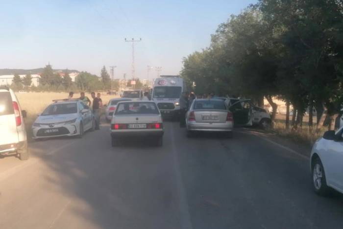 İki Otomobil Çarpıştı: 2 Yaralı