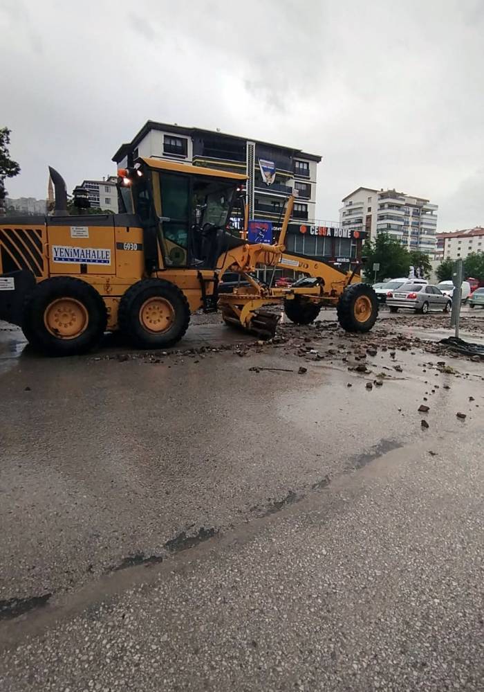 Yenimahalle’de Kuvvetli Sağanak Mesaisi