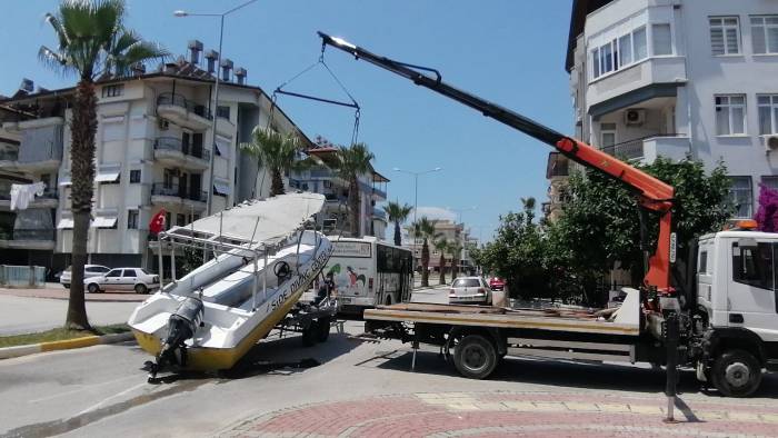 Tekne Kazası Kara Yolunu Kapattı