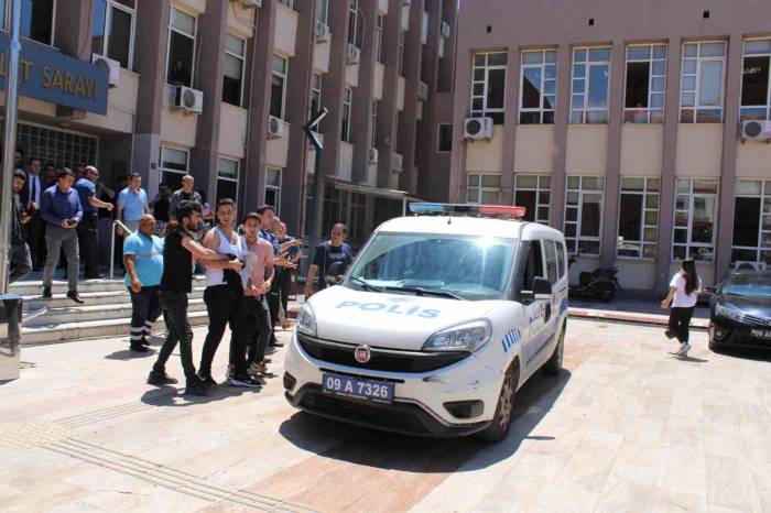 Adliye’de Bıçaklı Kavga: 1 Ağır Yaralı