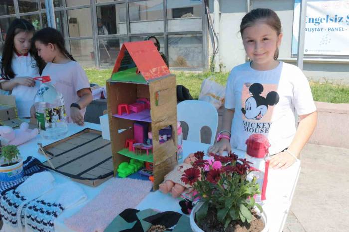 Geri Dönüştürdükleri Atıkları Sergilediler