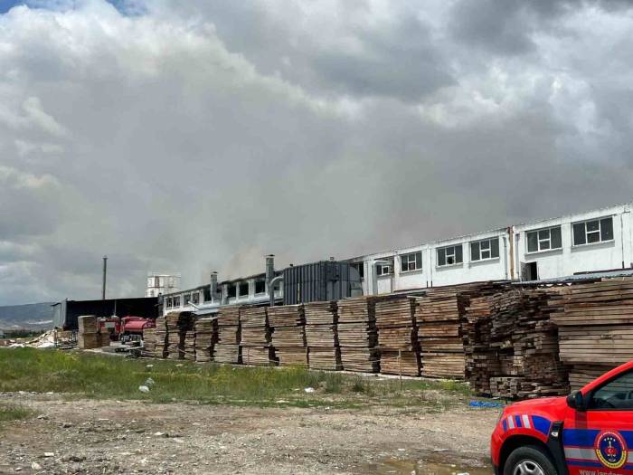 Başkentteki Fabrika Yangınında 4 Kişi Dumandan Etkilendi