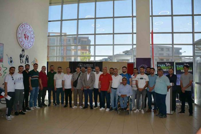 Batman’da 64 Kulübe Malzeme Yardımı