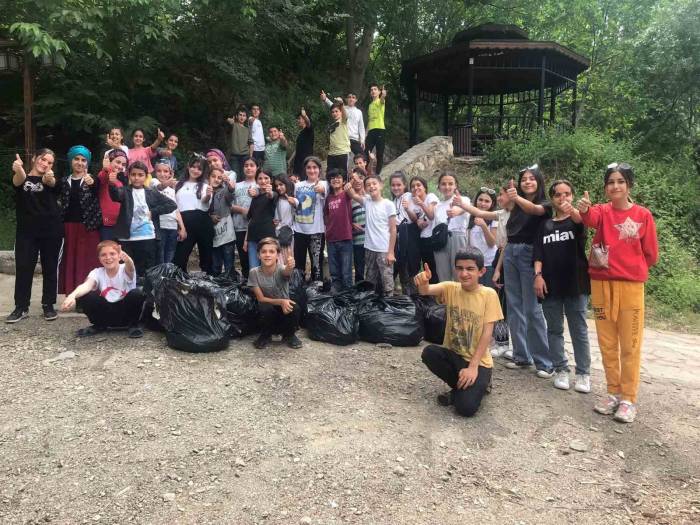 Büyüklerin Attığı Çöpleri Öğrenciler Topladı