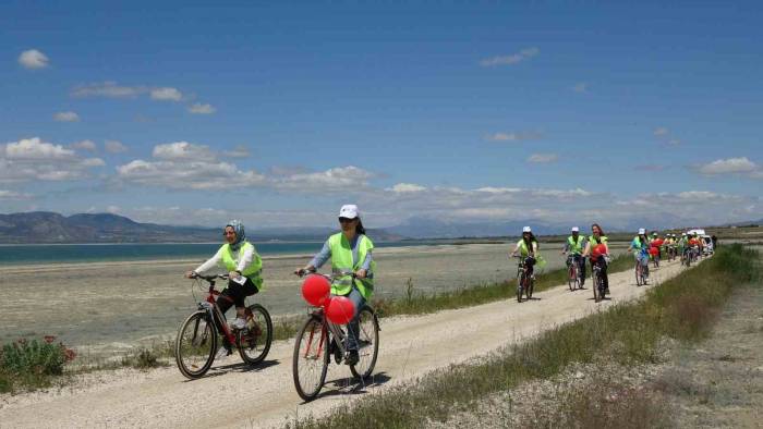 Burdur Gölü Çevresinde Bisiklet Sürüp Çöp Topladılar