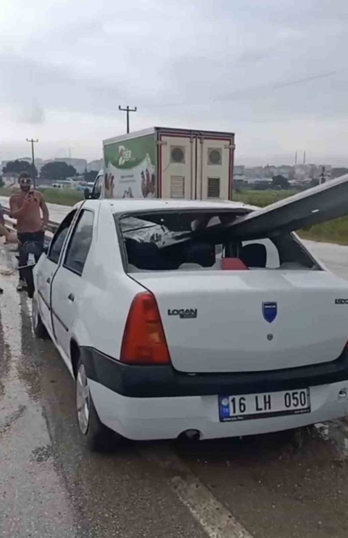 Kontrolden Çıkan Otomobil Bariyerlere Ok Gibi Saplandı