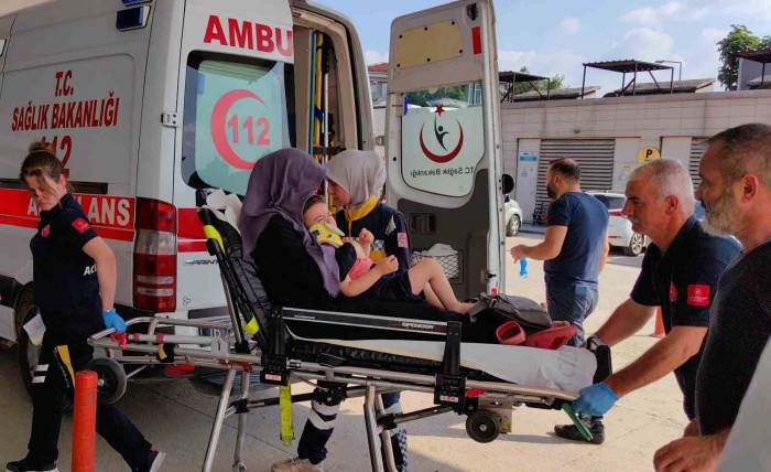 3. Kattan Düşen Çocuk Annesinin Kucağında Hastaneye Getirildi