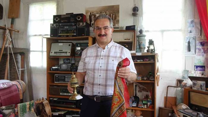 Cami İmamı Yaklaşık 20 Yılda Biriktirdiği Eşyaları Tarihi Evinde Sergiliyor