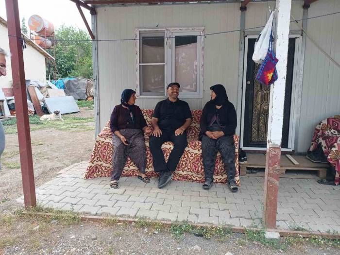 Depremin Merkezinde Gönüllere Dokunan Vali