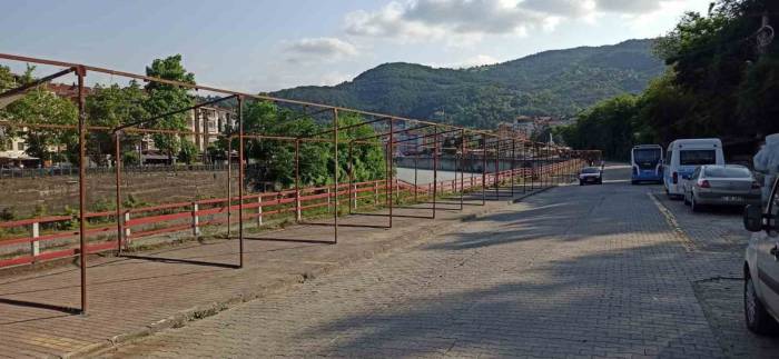 Devrek’te Alışveriş Stantları Kurulmaya Başlandı