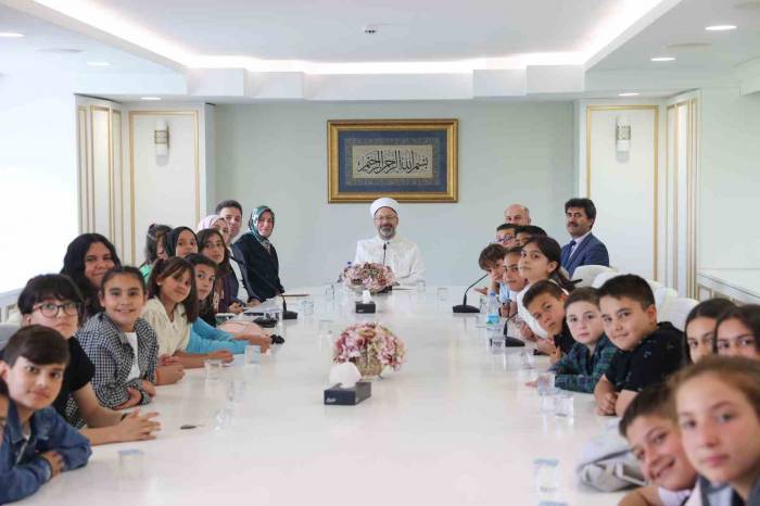 Diyanet İşleri Başkanı Erbaş, Öğrencilerle Bir Araya Geldi
