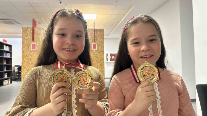 Matematikte Dünya Şampiyonu 8 Yaşındaki İkizler Üst Üste Rekor Kırdı