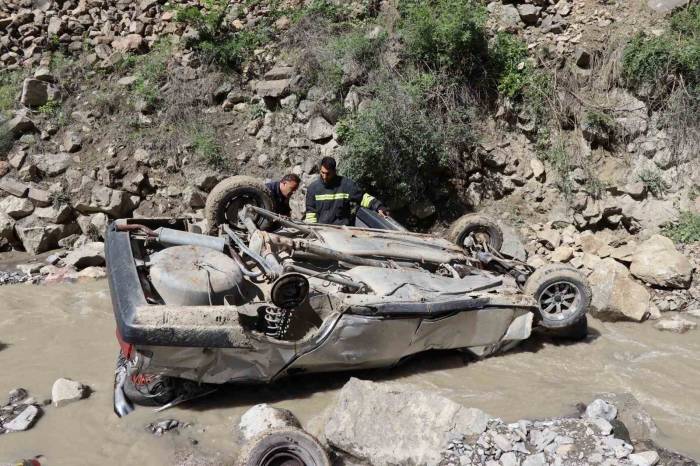 Otomobil Köprüden Dereye Uçtu: 1 Ölü 1 Yaralı
