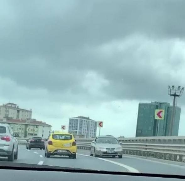 Kadıköy’de E-5’te Geri Geri Giden Otomobil Şaşkına Çevirdi