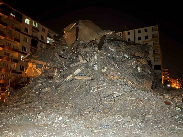 Diyarbakır’da Yıkımı Yapılan Ağır Hasarlı Binanın Bir Kısmı Kendiliğinden Çöktü