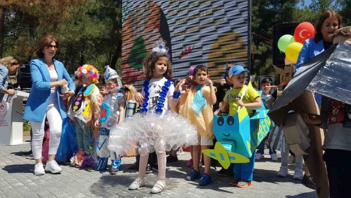 Minik Öğrenciler Çevre Kirliliğine Dikkat Çekti