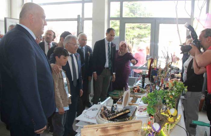 Toplum Ruh Sağlığı Merkezi’ndeki Hastalar El Emeği Göz Nuru Eserlerini Sergiledi