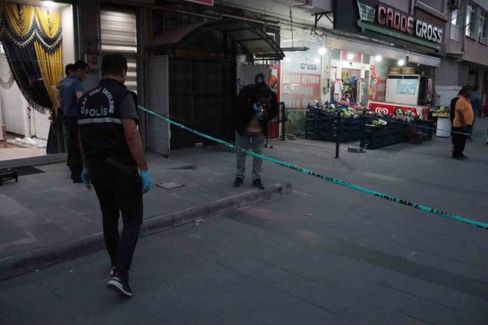 Kavgayı Ayırmaya Çalışan Esnaf Vuruldu