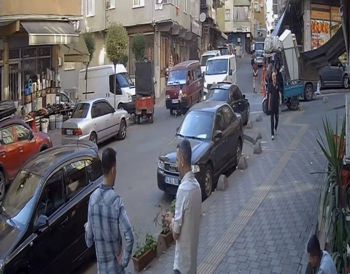 Esenler ’de Koşarak Yola Fırlayan Çocuğa Hafif Ticari Araç Çarptı