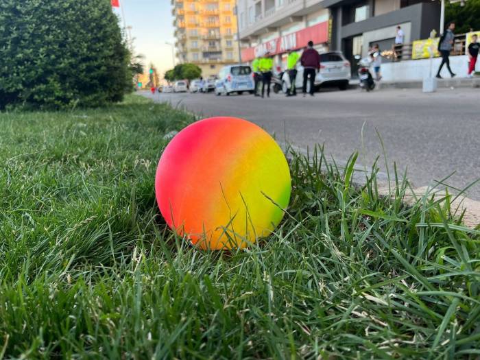 Yolun Karşısına Geçmek İsteyen Çocuğa Motosiklet Çarptı