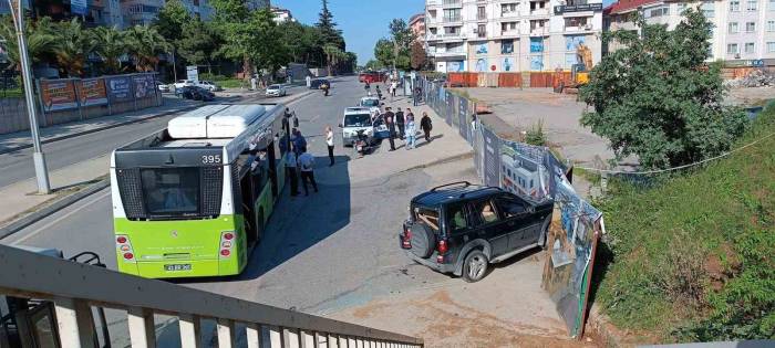 Belediye Otobüsü İle Suv Araç Kazaya Karıştı: Şoförler Birbirine Girdi