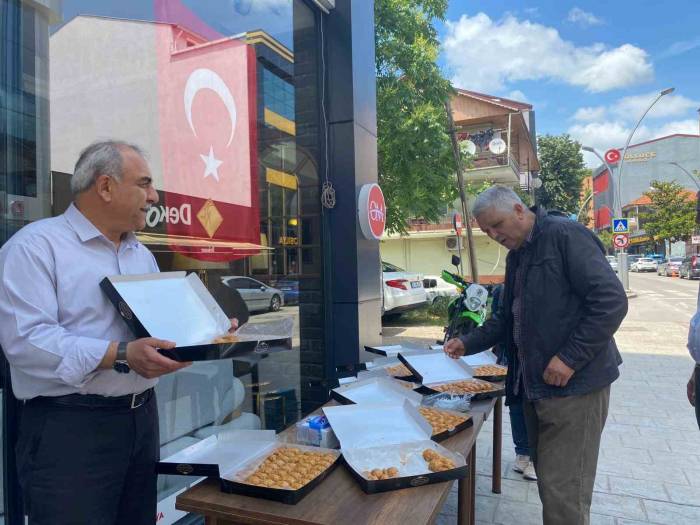Cumhurbaşkanı Erdoğan’ın Zaferini 25 Kilo Baklava Dağıtarak Kutladı