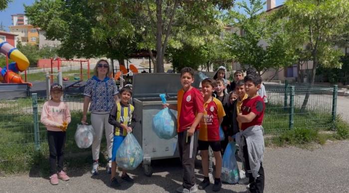 Kadın Muhtar Çocuklarla Buluştu, Sokak Sokak Temizlik Yaptı