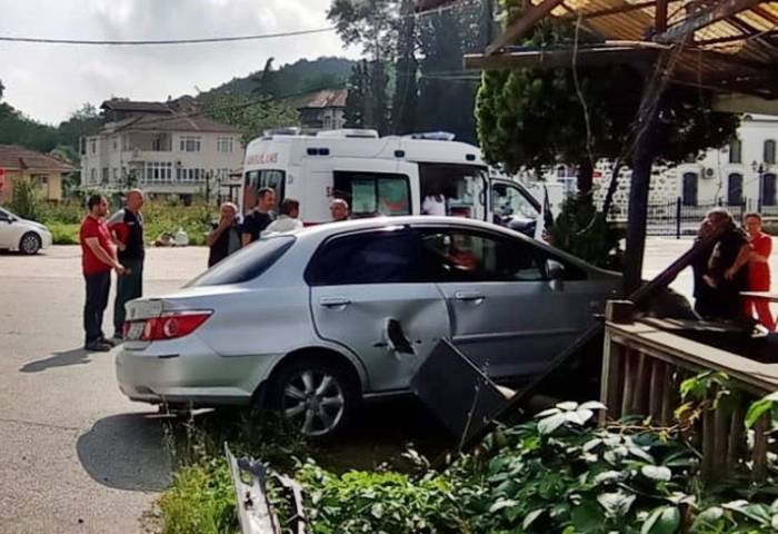 Sakarya’da İki Otomobil Çarpıştı: 3 Yaralı