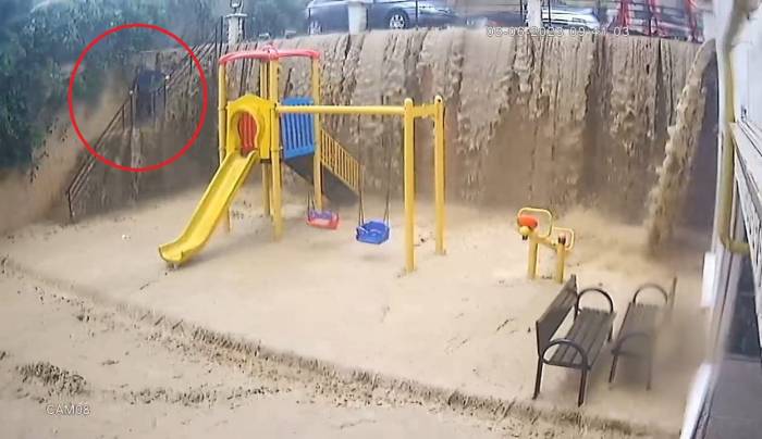 Samsun’da Sel Sularından Kaçma Anı Kamerada