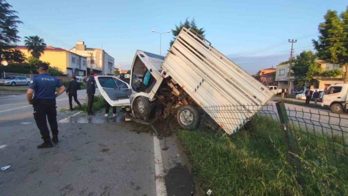 Ağaca Çarpan Kamyonet İkiye Bölündü: 2 Yaralı