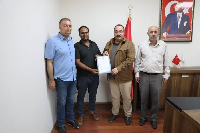 Söz Verdiği Tapular Dağıtmaya Başladı