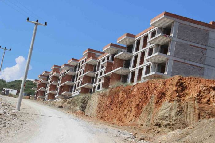 Kuşadası’nda Dağ Taş İnşaat Olmaya Başladı