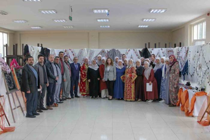 Üreten Kadınlardan Sergi