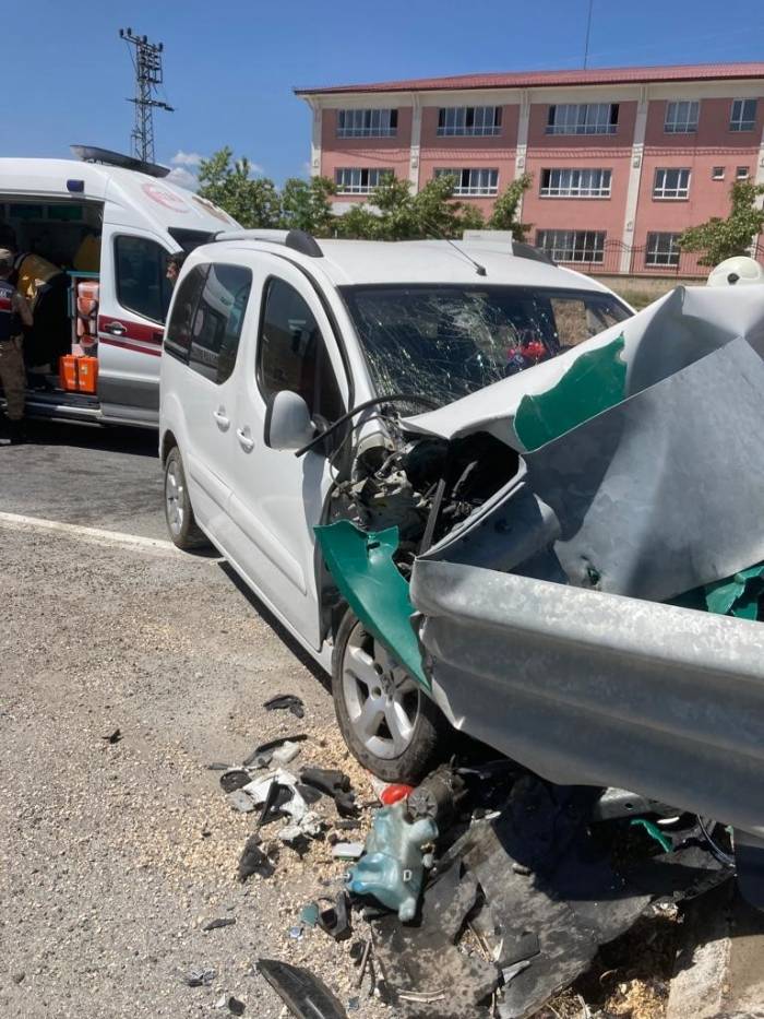 Kamyonet Bariyerlere Saplandı: 3 Yaralı