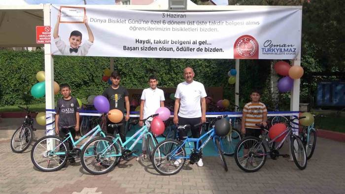 6 Takdir Getiren Öğrenciye Bir Bisiklet Hediye