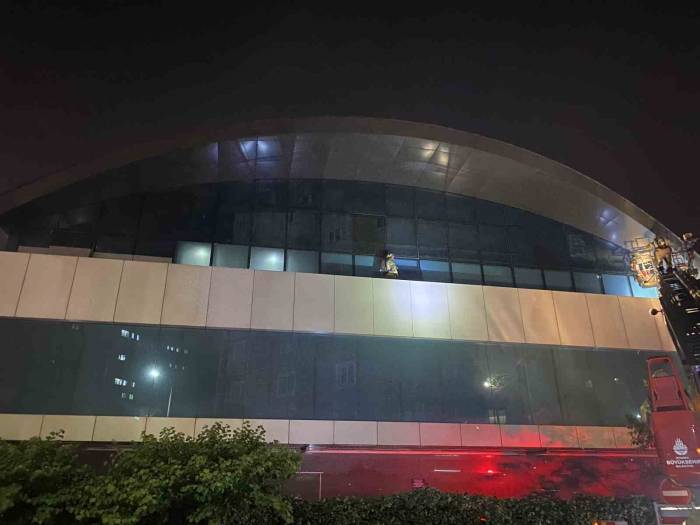 Zeytinburnu’ndaki Teknoloji Mağazası Alev Alev Yandı