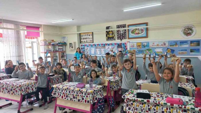 Başkan Tekin Minik Öğrencilere Dondurma İkram Etti