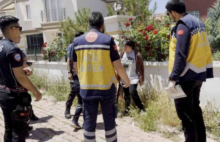 Polise Bıçakla, Gazetecilere Taşla Saldırdı