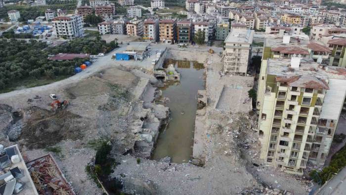 Yüzlerce Kişiye Mezar Olan Rönesans Rezidans’ın Enkazı Suyla Doldu