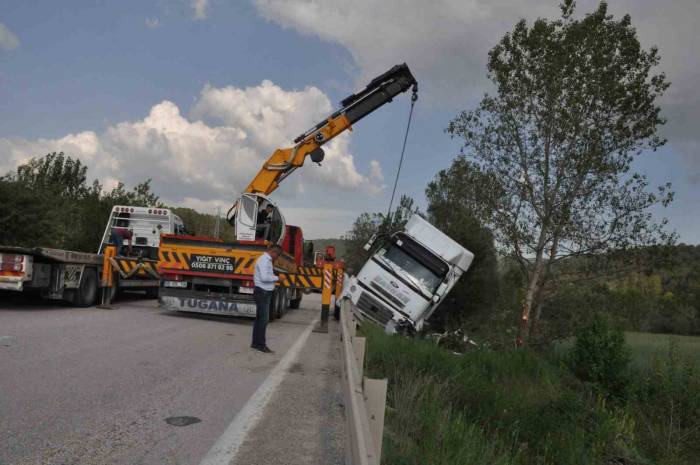 Devrilen Tırdan Yara Almadan Kurtuldu