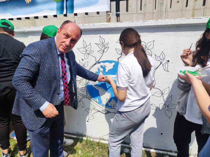 Çuvallarla Yarıştılar, Duvara Resim Çizdiler