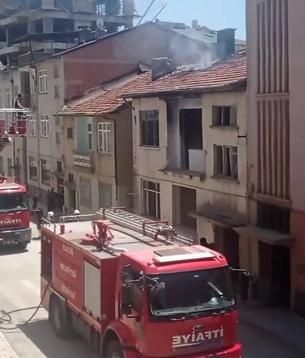 Elazığ’da Çatı Yangını, Büyümeden Söndürüldü
