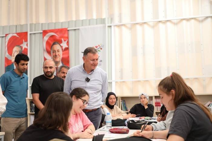 Hatay Büyükşehir Belediyesi’nden Öğrencilere Eğitim Desteği