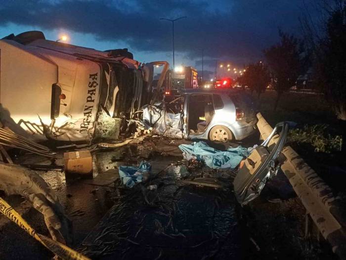 Tem’de Tır Bariyerleri Aşarak Karşı Şeritteki Araca Çarptı: 1 Ölü, 4 Yaralı