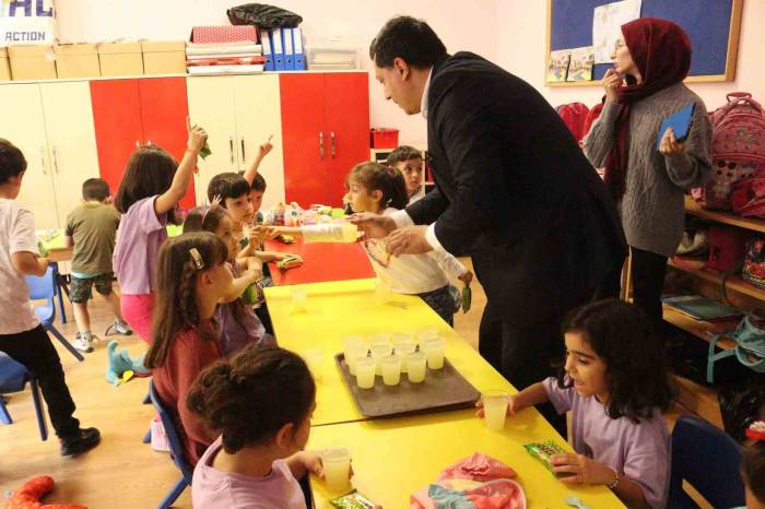 Miniklere Limonata Ve Kek İkram Edildi