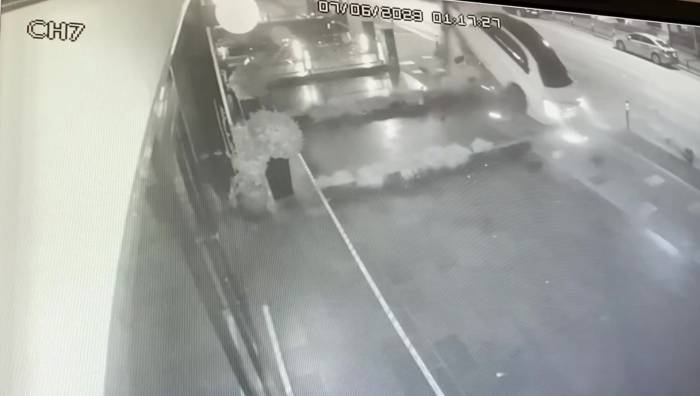 Kadıköy’de Otomobilin Direğe Ve Ağaca Çarptığı Kaza Kamerada