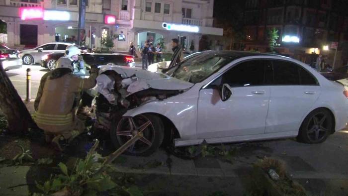 Kadıköy’de Kontrolden Çıkan Araç Kaldırımdaki Ağaca Çarptı: 1 Yaralı