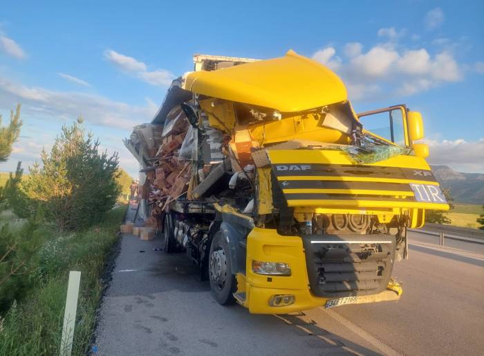 Bisküvi Ve Çikolata Yüklü Tır, Başka Bir Tıra Çarptı: 1 Yaralı