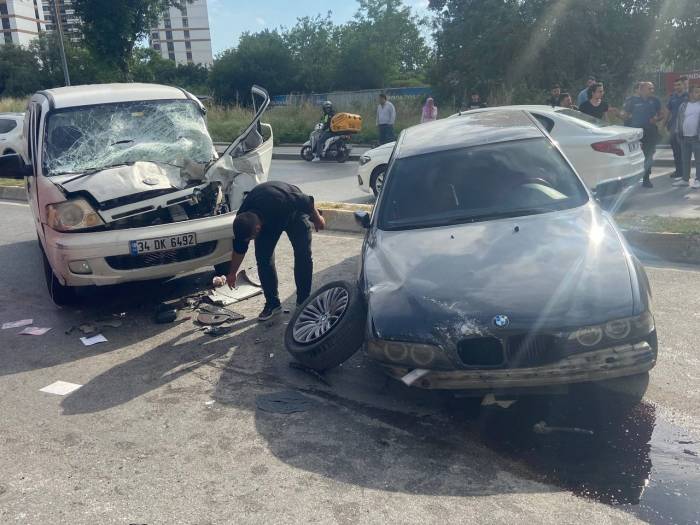 Sancaktepe’de Otomobil İle Minibüs Kafa Kafaya Çarpıştı: 4 Yaralı
