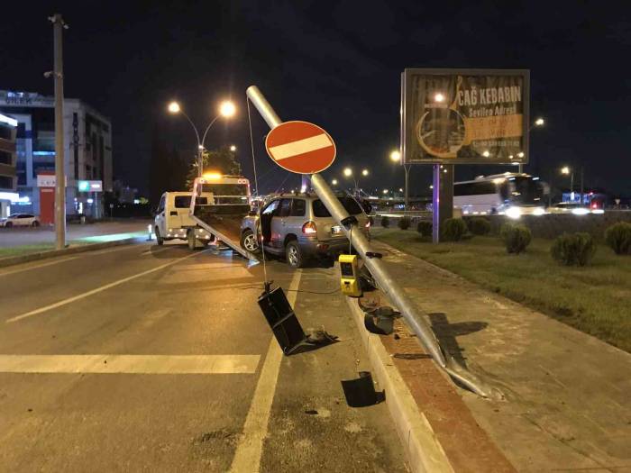 Aracıyla Sinyalizasyon Direğini Devirip Koşarak Bölgeden Uzaklaştı